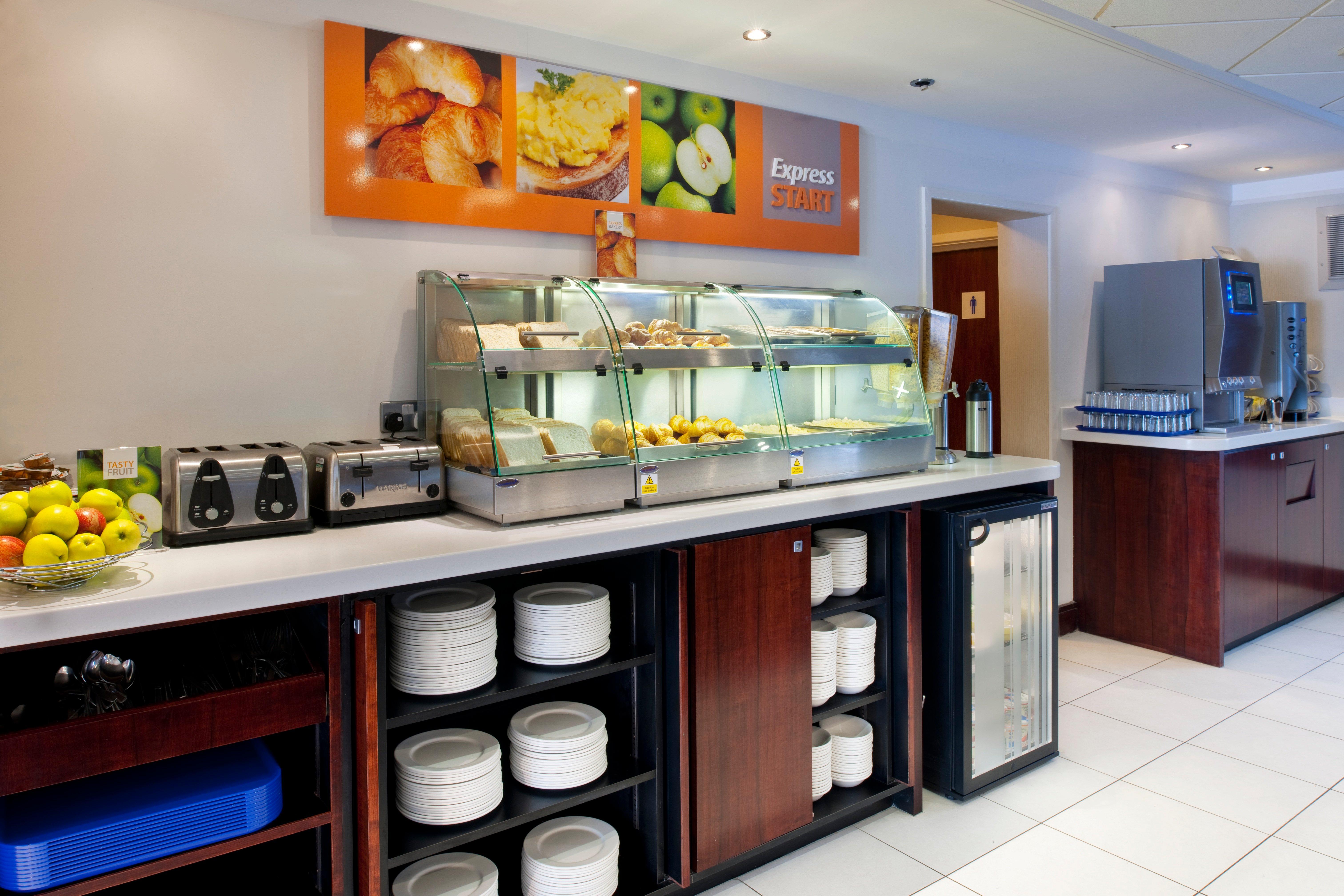 Holiday Inn Express Leeds-East By Ihg Exterior photo