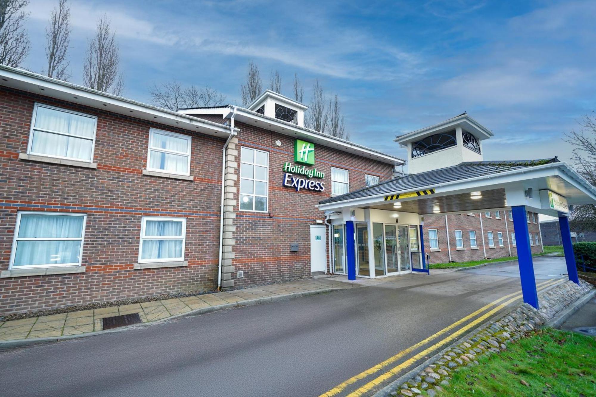 Holiday Inn Express Leeds-East By Ihg Exterior photo