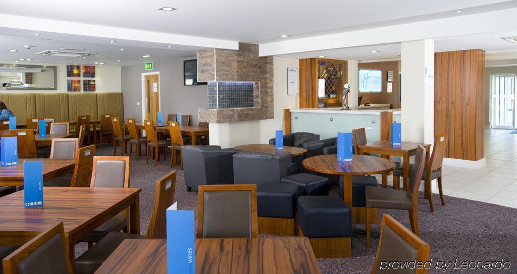 Holiday Inn Express Leeds-East By Ihg Restaurant photo